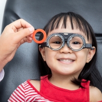 ¿Cómo prevenir que la miopía de mi hijo progrese?